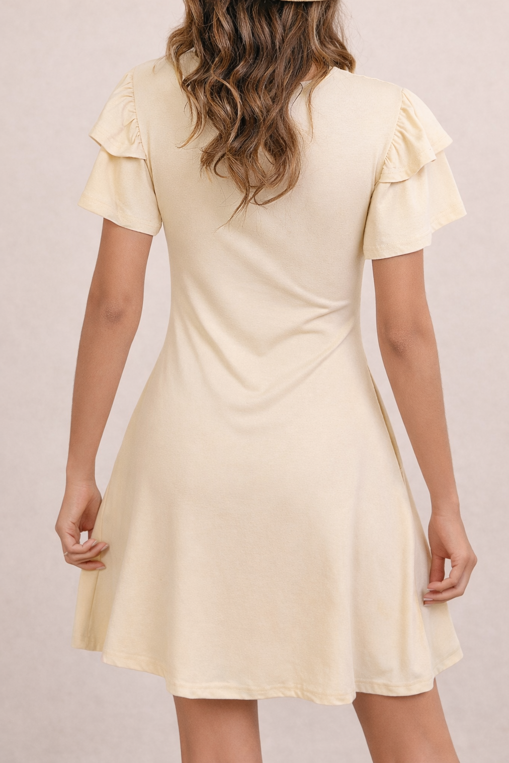 Robe fluide à manches volantées