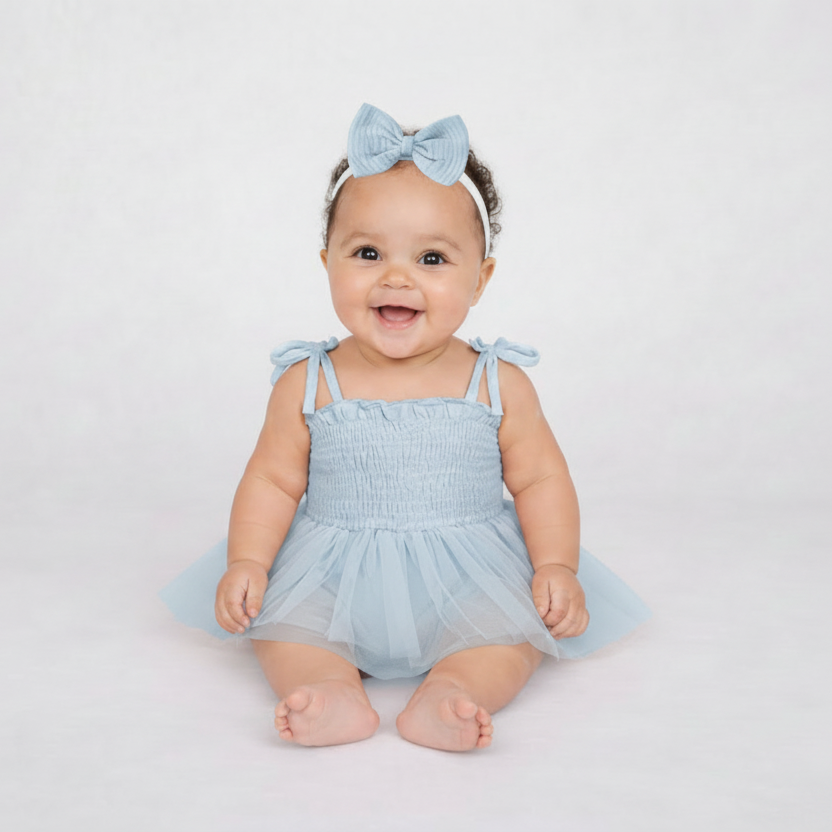 Bébé avec ensemble bleu tutu