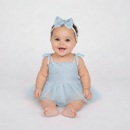 Bébé avec ensemble bleu tutu