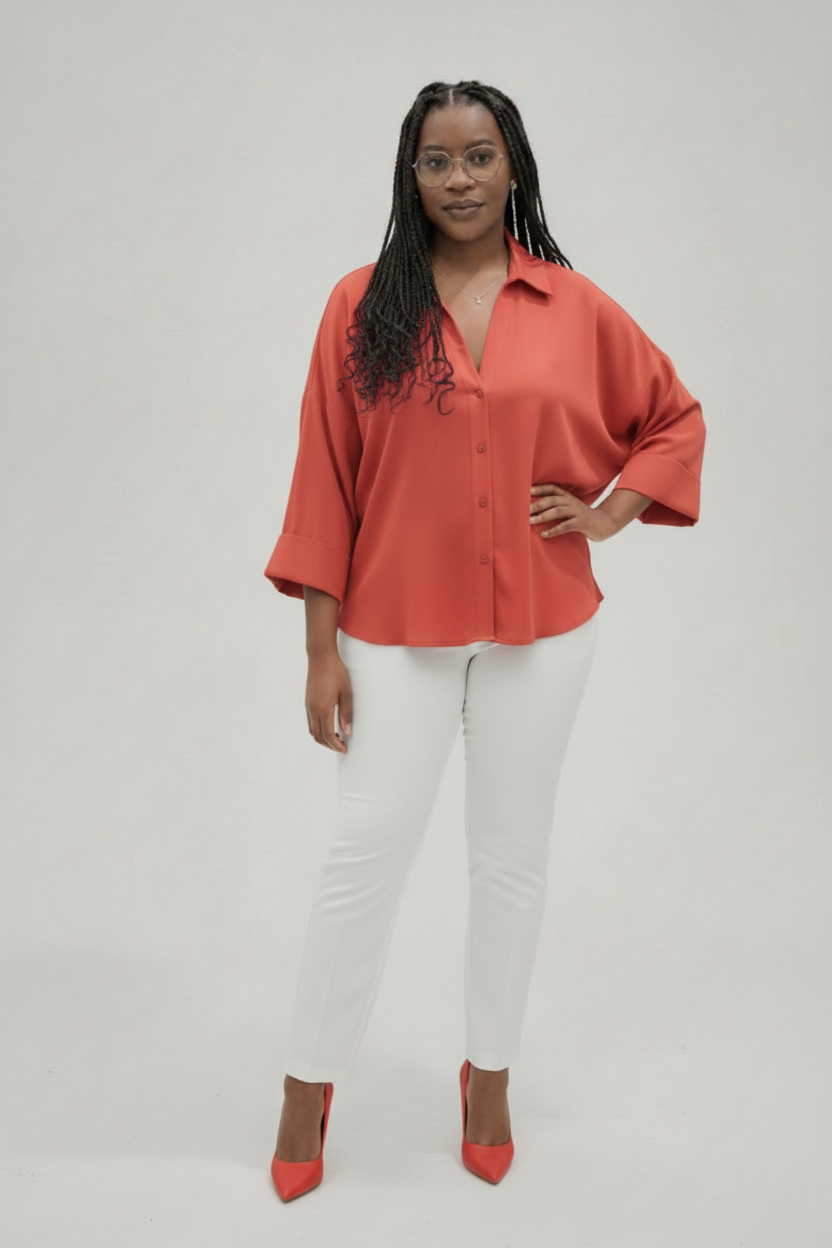 Chemise rouge avec pantalon blanc - pose dynamique
