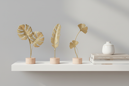 Collection de trois sculptures botaniques dorées sur étagère