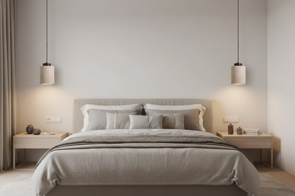 Deux lampes au-dessus des tables de chevet