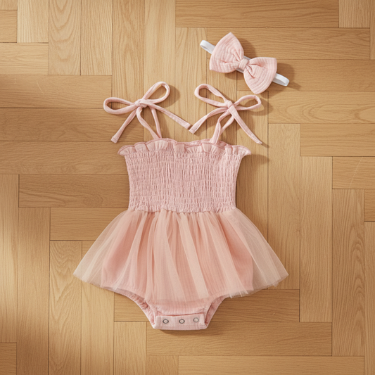 Ensemble bébé rose sur parquet