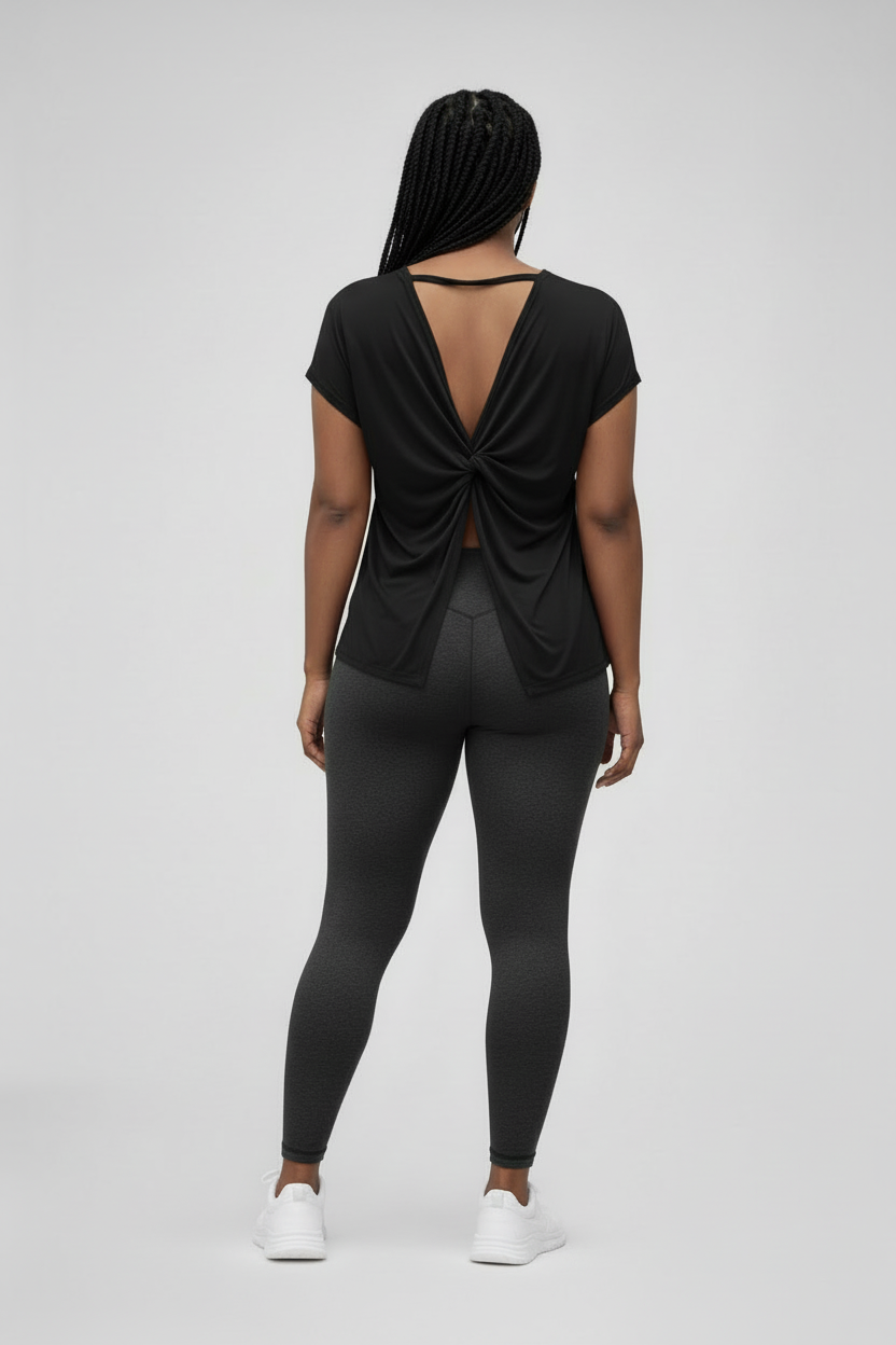 Haut noir et baskets blanches