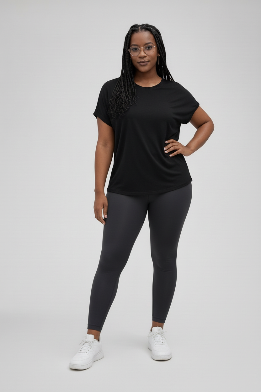 Même personne avec t-shirt noir et nouveaux leggings