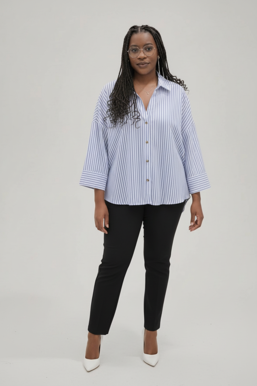 Mannequin avec chemise rayée, pantalon noir et escarpins blancs