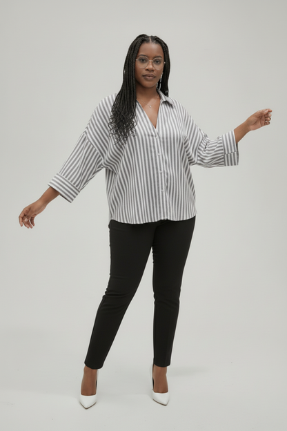 Mannequin avec chemise à rayures, pantalon noir et escarpins blancs