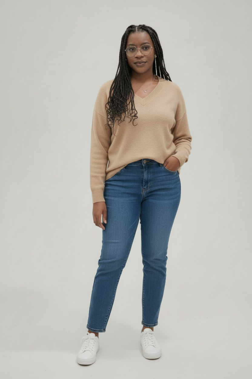 Mannequin avec pull beige, jean et baskets blanches