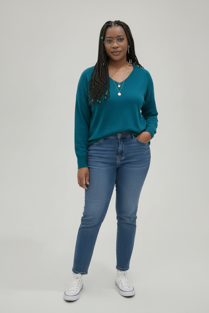 Mannequin avec pull bleu, jean et baskets blanches