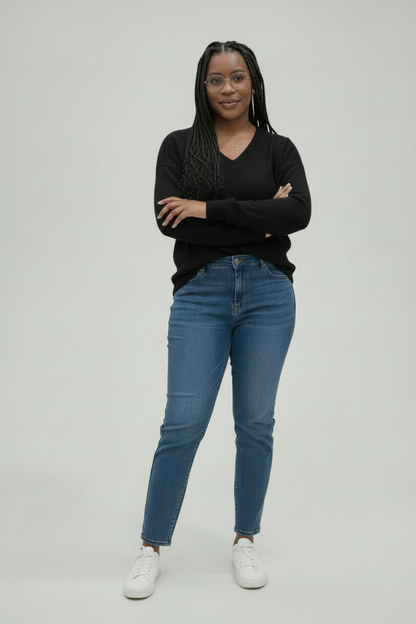 Mannequin avec pull noir, jean et baskets blanches