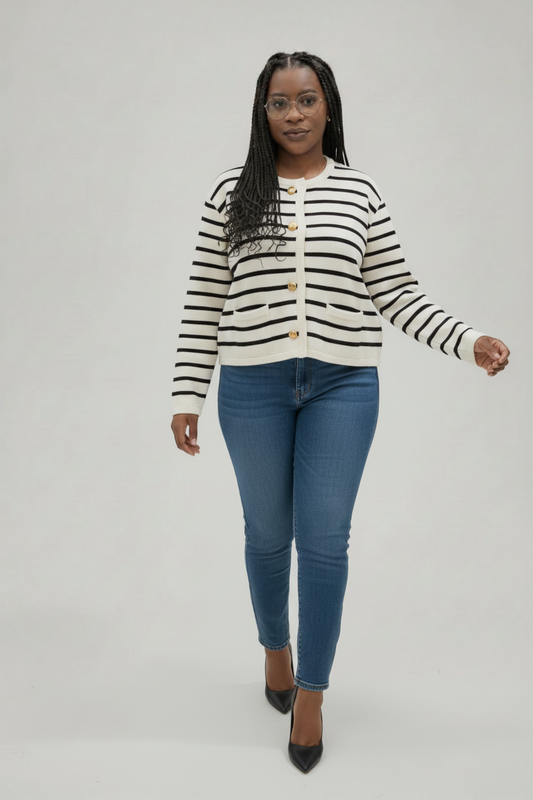 Mannequin avec veste rayée ouverte, jean et escarpins noirs