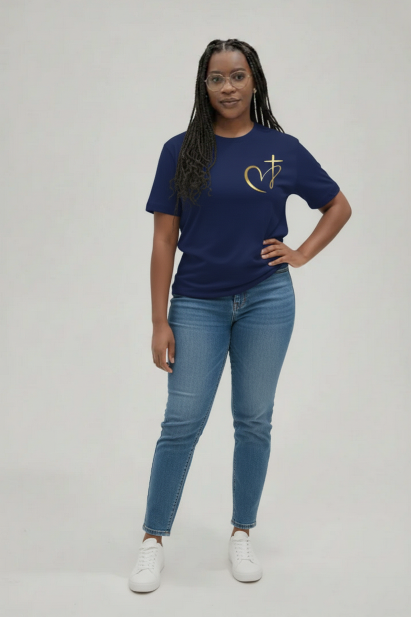 T-shirt bleu marine avec jean et baskets