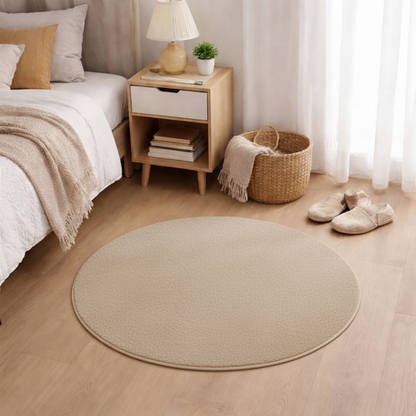 Tapis rond beige dans la chambre