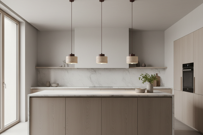 Trois lampes suspendues au-dessus d'un îlot de cuisine